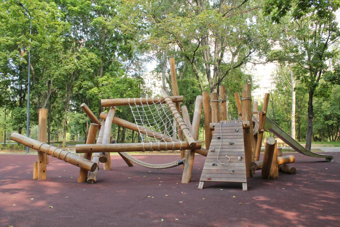 backyard landscaping ideas with playground​